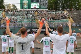 Игроки ФК "Карпаты" благодарят болельщиков