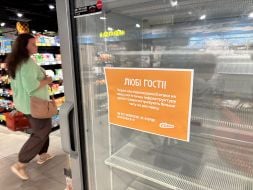 Інформаційні таблички в Сільпо після атаки РФ по складах