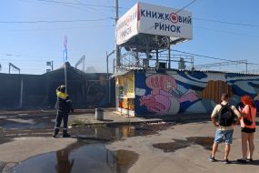 Последствия ракетного удара по книжному рынку возле метро "Почайна" в Киеве