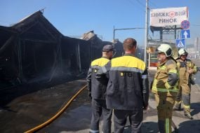 Последствия ракетного удара по книжному рынку возле метро "Почайна" в Киеве