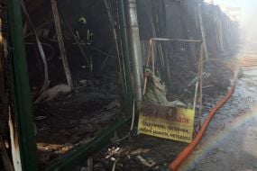 Последствия ракетного удара по книжному рынку возле метро "Почайна" в Киеве