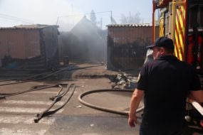 Последствия ракетного удара по книжному рынку возле метро "Почайна" в Киеве