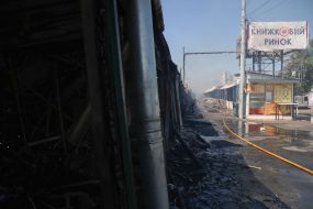 Наслідки ракетного удару по книжковому ринку біля метро "Почайна" у Києві