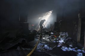 Наслідки ракетного удару по книжковому ринку біля метро "Почайна" у Києві