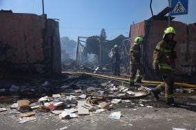 Наслідки ракетного удару по книжковому ринку біля метро "Почайна" у Києві