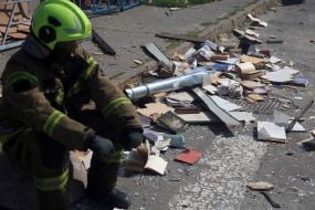 Наслідки ракетного удару по книжковому ринку біля метро "Почайна" у Києві