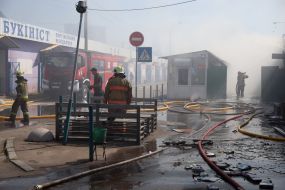 Наслідки ракетного удару по книжковому ринку біля метро "Почайна" у Києві