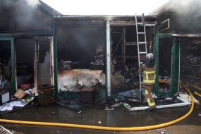 Наслідки ракетного удару по книжковому ринку біля метро "Почайна" у Києві