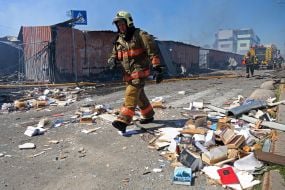 Наслідки ракетного удару по книжковому ринку біля метро "Почайна" у Києві