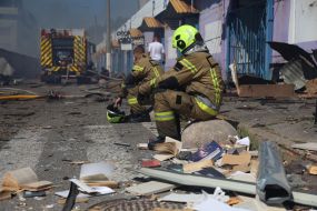 Наслідки ракетного удару по книжковому ринку біля метро "Почайна" у Києві