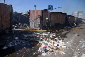 Наслідки ракетного удару по книжковому ринку біля метро "Почайна" у Києві