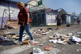 Наслідки ракетного удару по книжковому ринку біля метро "Почайна" у Києві