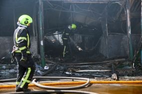 Наслідки ракетного удару по книжковому ринку біля метро "Почайна" у Києві