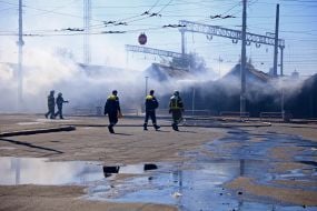 Наслідки ракетного удару по книжковому ринку біля метро "Почайна" у Києві