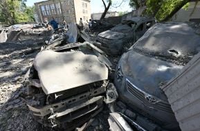 Полностью уничтоженые в результате массированной комбинированной атаки рф автомобили в Соломенском районе Киева