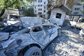 Полностью уничтоженые в результате массированной комбинированной атаки рф автомобили в Соломенском районе Киева