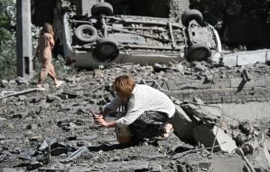 Люди оглядають руйнування після масованої комбінованої атаки рф у Солом'янському районі Києва