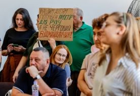 Містяни з плакатами