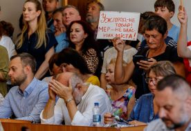 Містяни з плакатами
