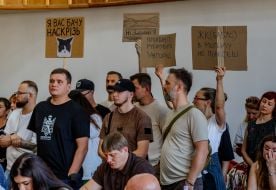 Містяни з плакатами