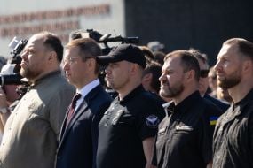 Участники  церемонии поднятия Государственного флага Украины