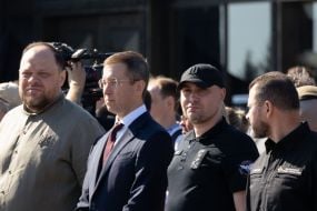 Участники  церемонии поднятия Государственного флага Украины