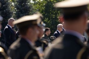 Участники  церемонии поднятия Государственного флага Украины