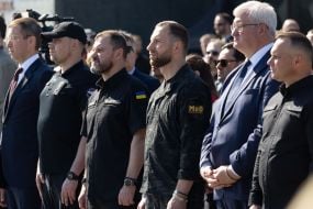 Участники  церемонии поднятия Государственного флага Украины