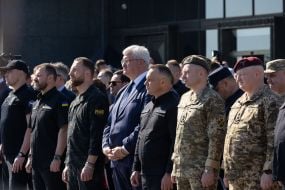 Участники  церемонии поднятия Государственного флага Украины