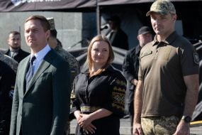 Участники  церемонии поднятия Государственного флага Украины