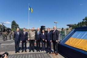 Участники  церемонии поднятия Государственного флага Украины