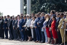 Участники  церемонии поднятия Государственного флага Украины