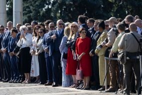 Участники  церемонии поднятия Государственного флага Украины