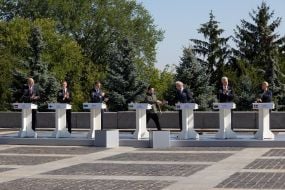 Участники  церемонии поднятия Государственного флага Украины