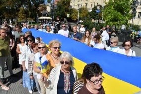 Люди тримають 35-метровий прапор України