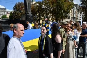 Люди тримають 35-метровий прапор України