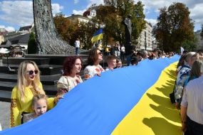 Люди тримають 35-метровий прапор України