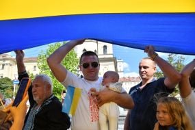 Люди тримають 35-метровий прапор України