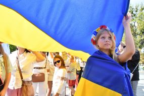 Люди тримають 35-метровий прапор України