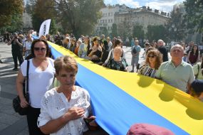 Люди тримають 35-метровий прапор України