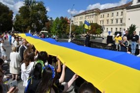 Люди тримають 35-метровий прапор України