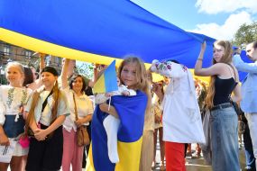 Люди тримають 35-метровий прапор України