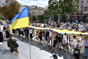 Люди тримають 35-метровий прапор України