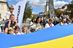 Люди тримають 35-метровий прапор України