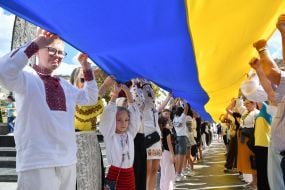 Люди тримають 35-метровий прапор України