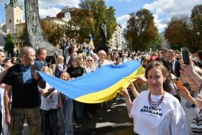 Люди тримають 35-метровий прапор України