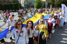Люди тримають 35-метровий прапор України