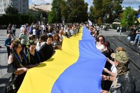 Люди тримають 35-метровий прапор України