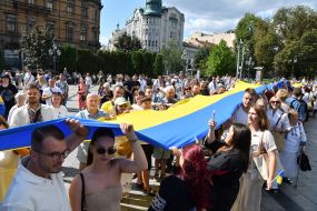 Люди тримають 35-метровий прапор України