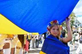 Люди тримають 35-метровий прапор України